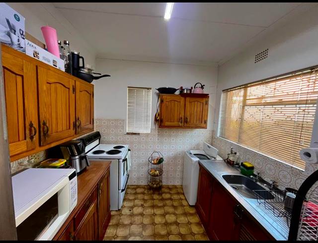 3 BEDROOM HOUSE FOR SALE IN BISLEY